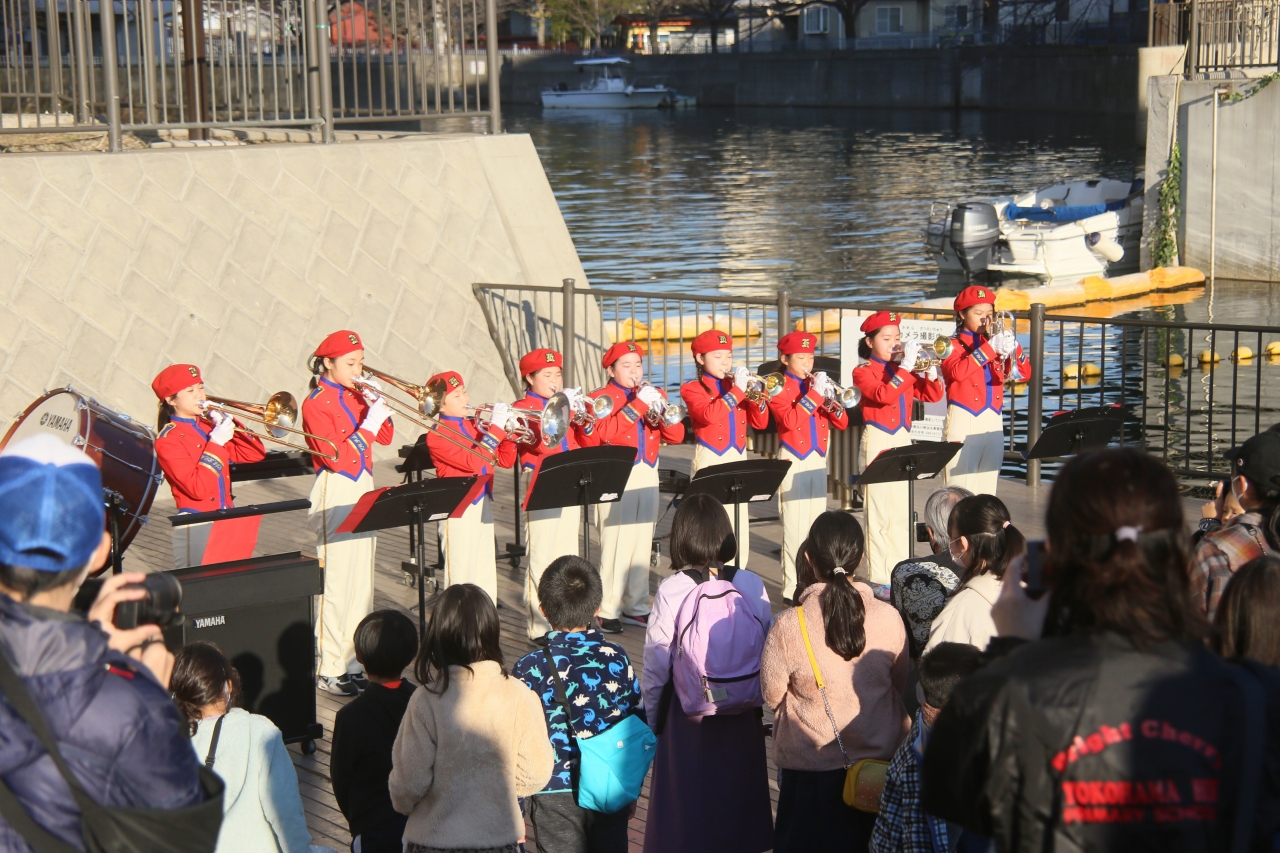 日枝小金管バンドの演奏