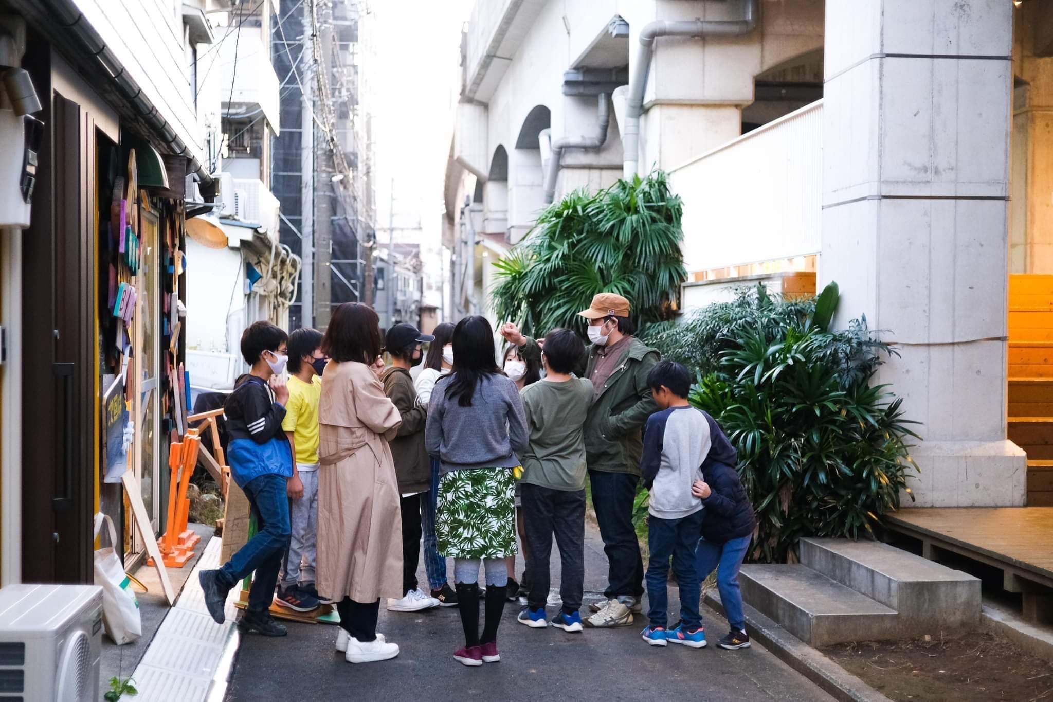 《アダプター》の様子 子どもたちに説明をする様子