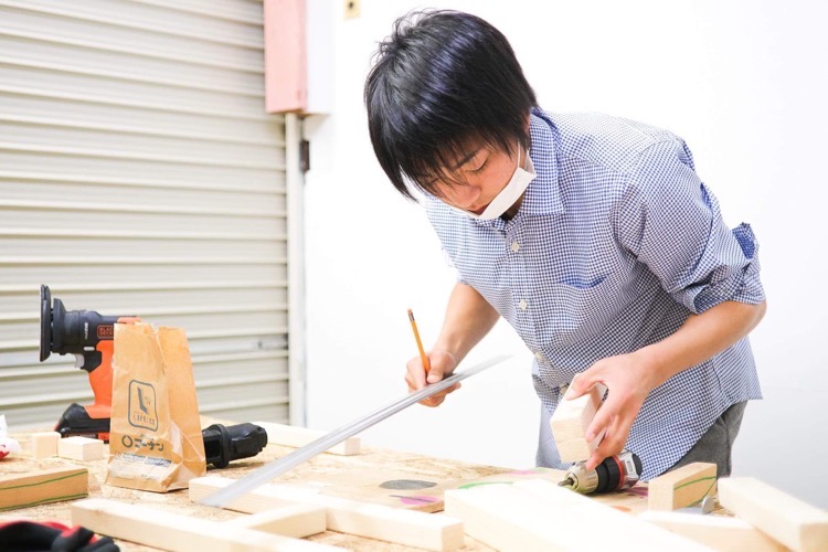 《アダプター》の様子 アダプターが作品をリペアをする様子