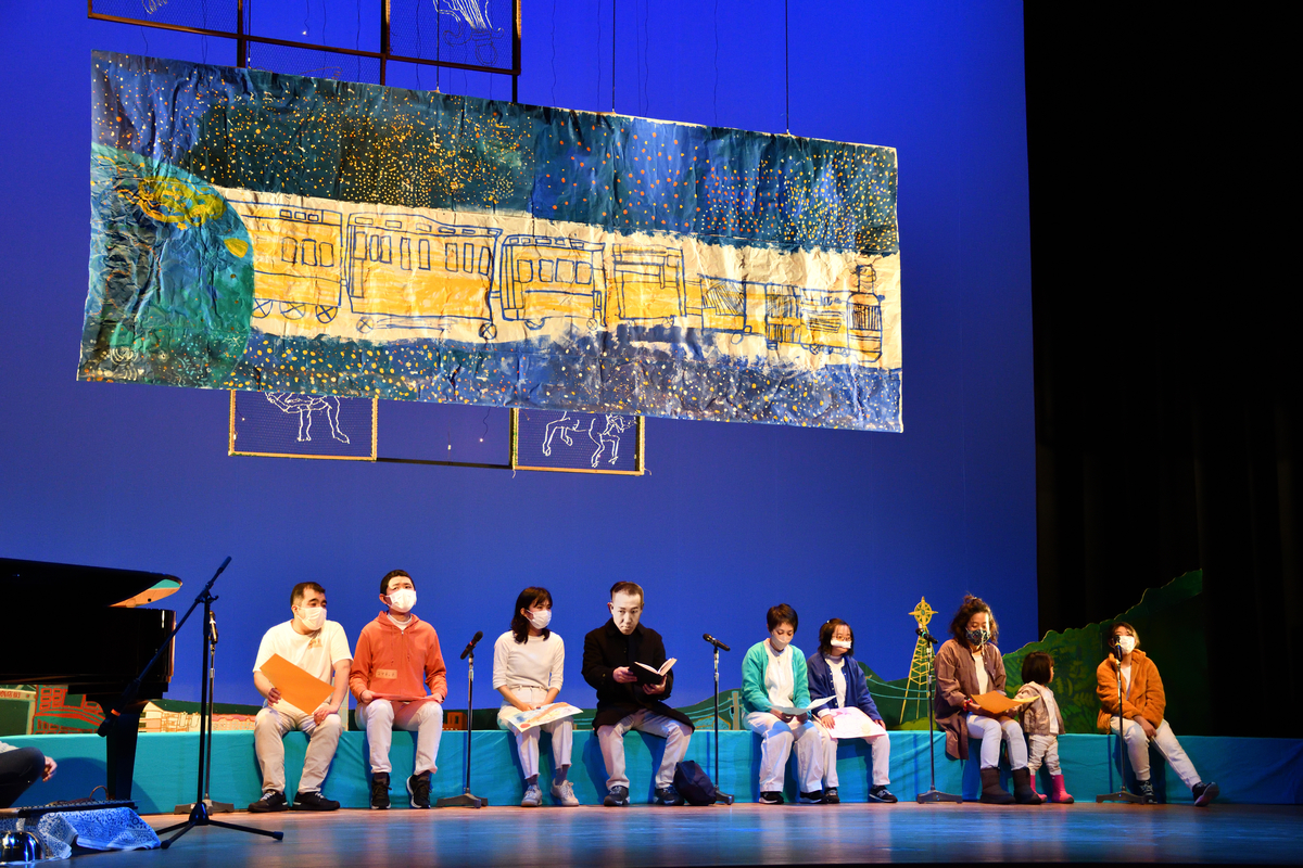 宮澤賢治登場（背景画の銀河鉄道はぷかぷかのメンバー作）