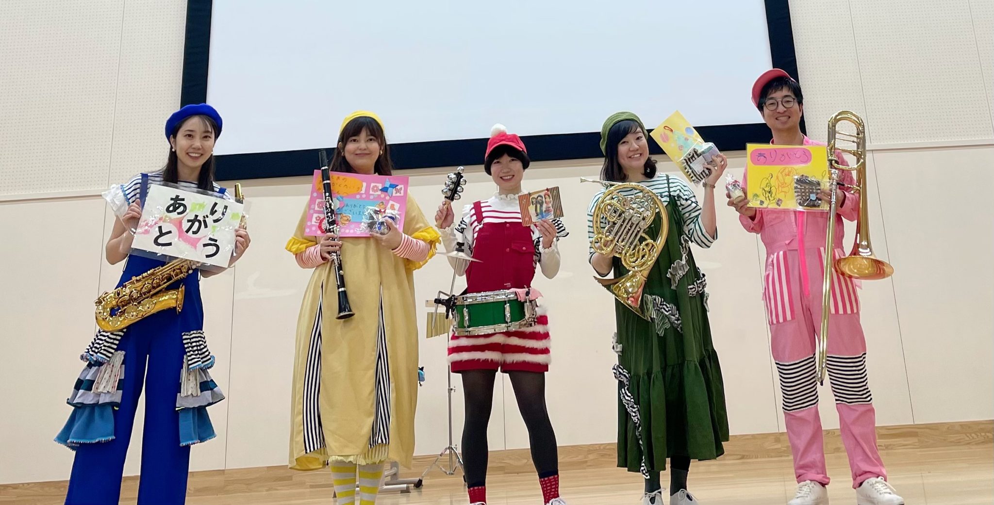 12月21日（水）コンサート、生徒たちにいただいた記念品と共に記念写真