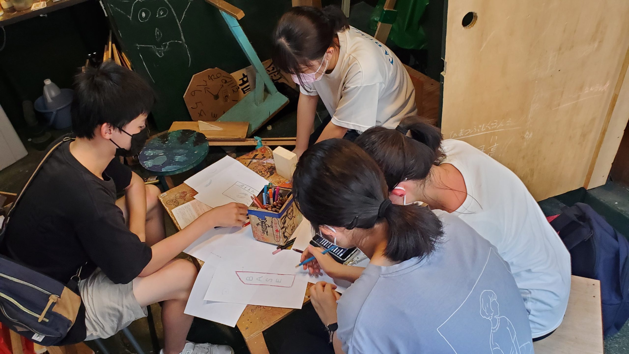 黄金町BASE 高校生たちが室内を利用している様子