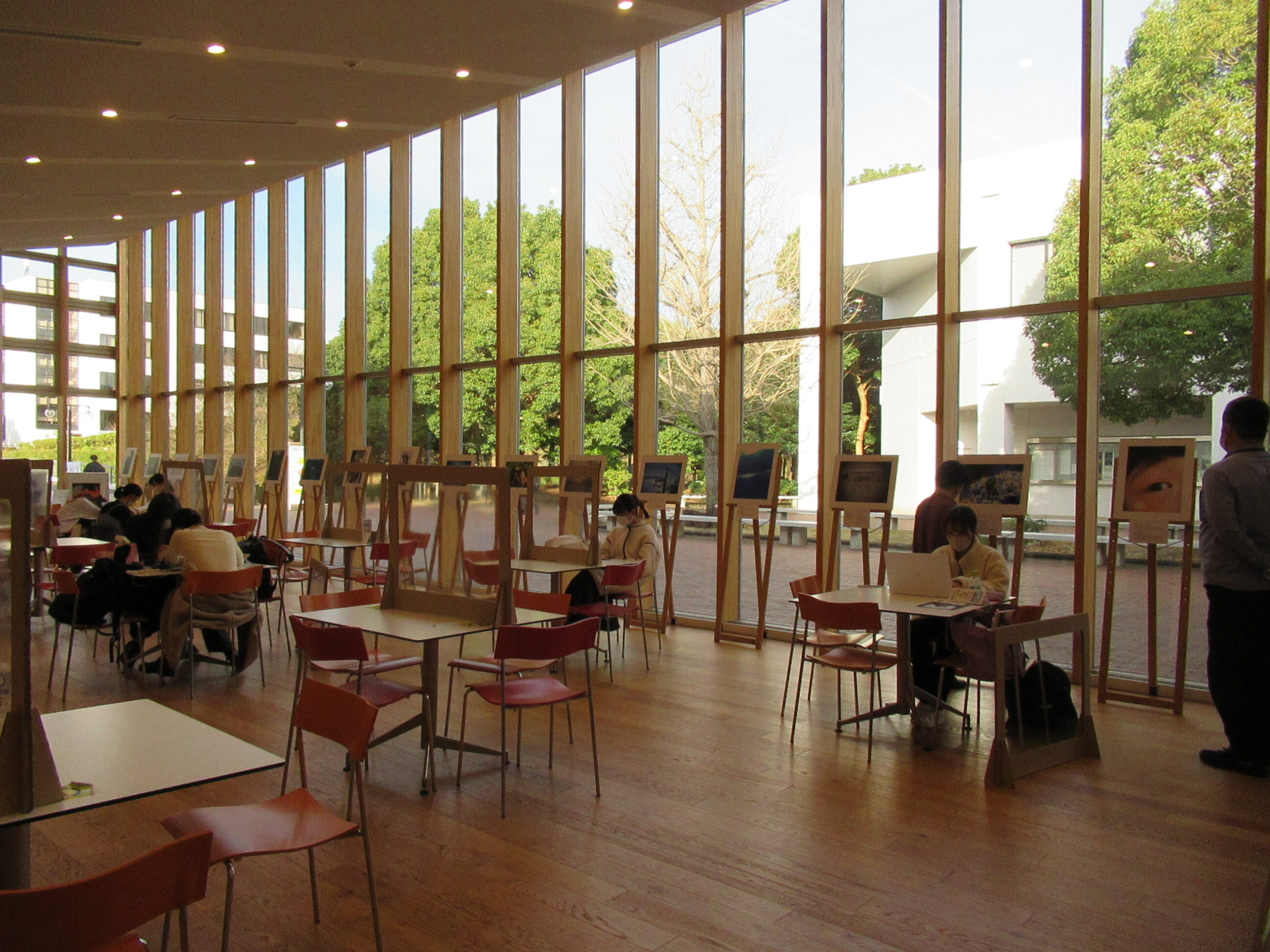 明治学院大学横浜キャンパスでの展示の様子