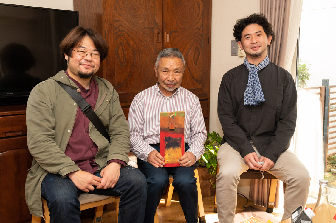 アダプター実施風景　アダプターへ作品を渡す様子 Photo: 林淳一郎