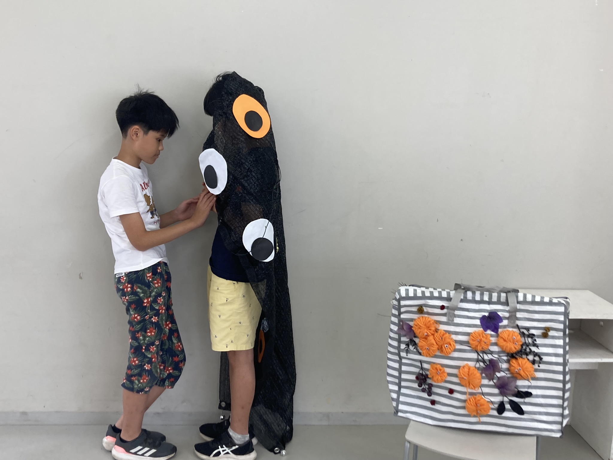 全盲の子ども同士で作品を触り合いっこしながら確認しているところ