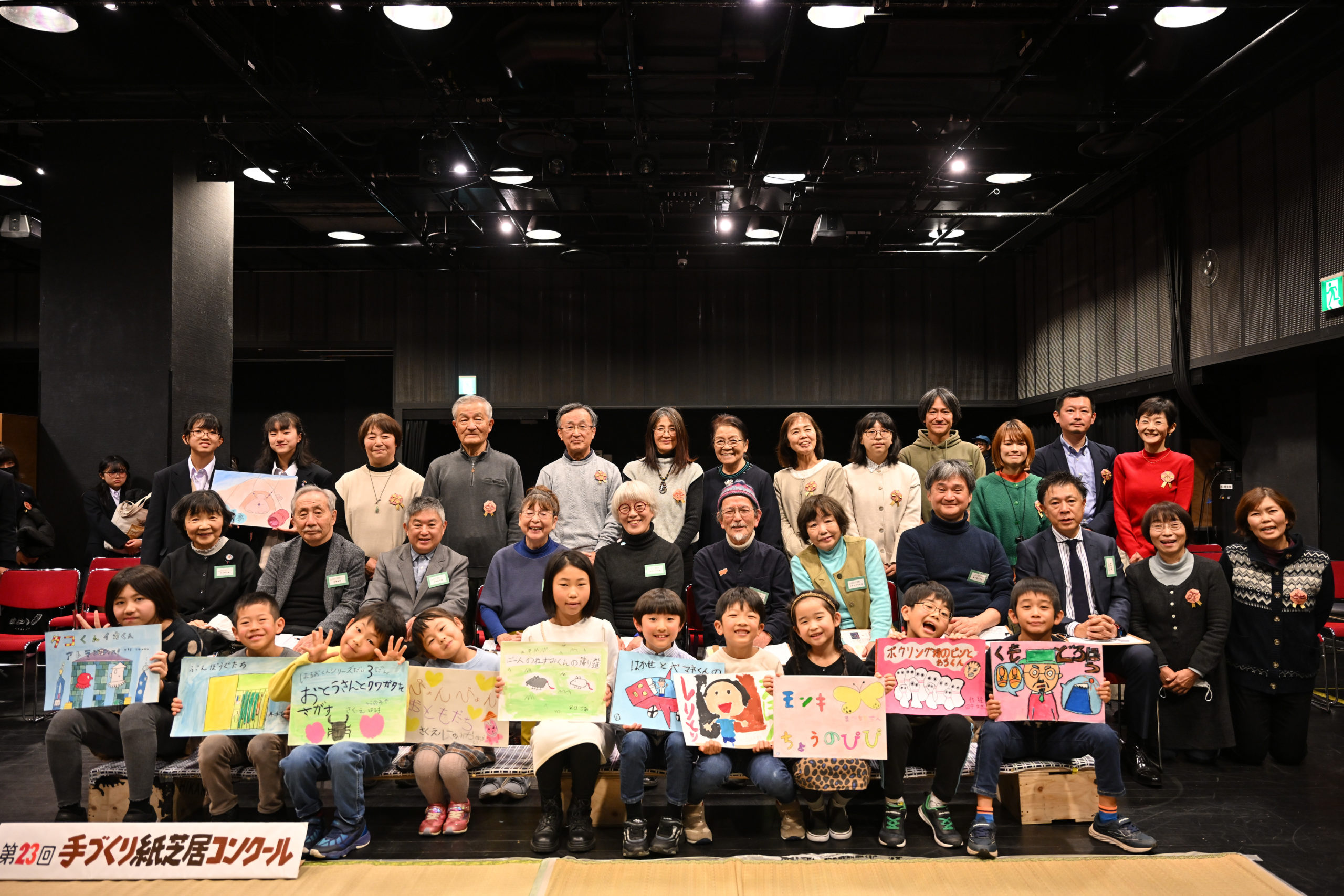 笑顔いっぱいの受賞者と審査員 photo: 小幡崇