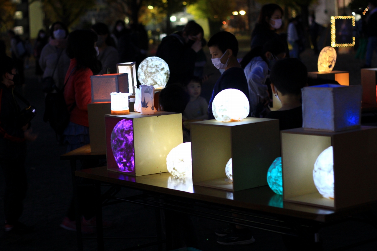 日枝小4年生の和紙を使ったランプ