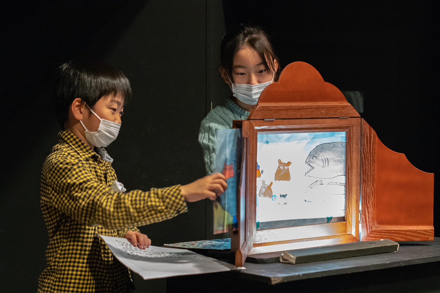 きょうだいで合作し仲よく実演 Photo:小幡崇