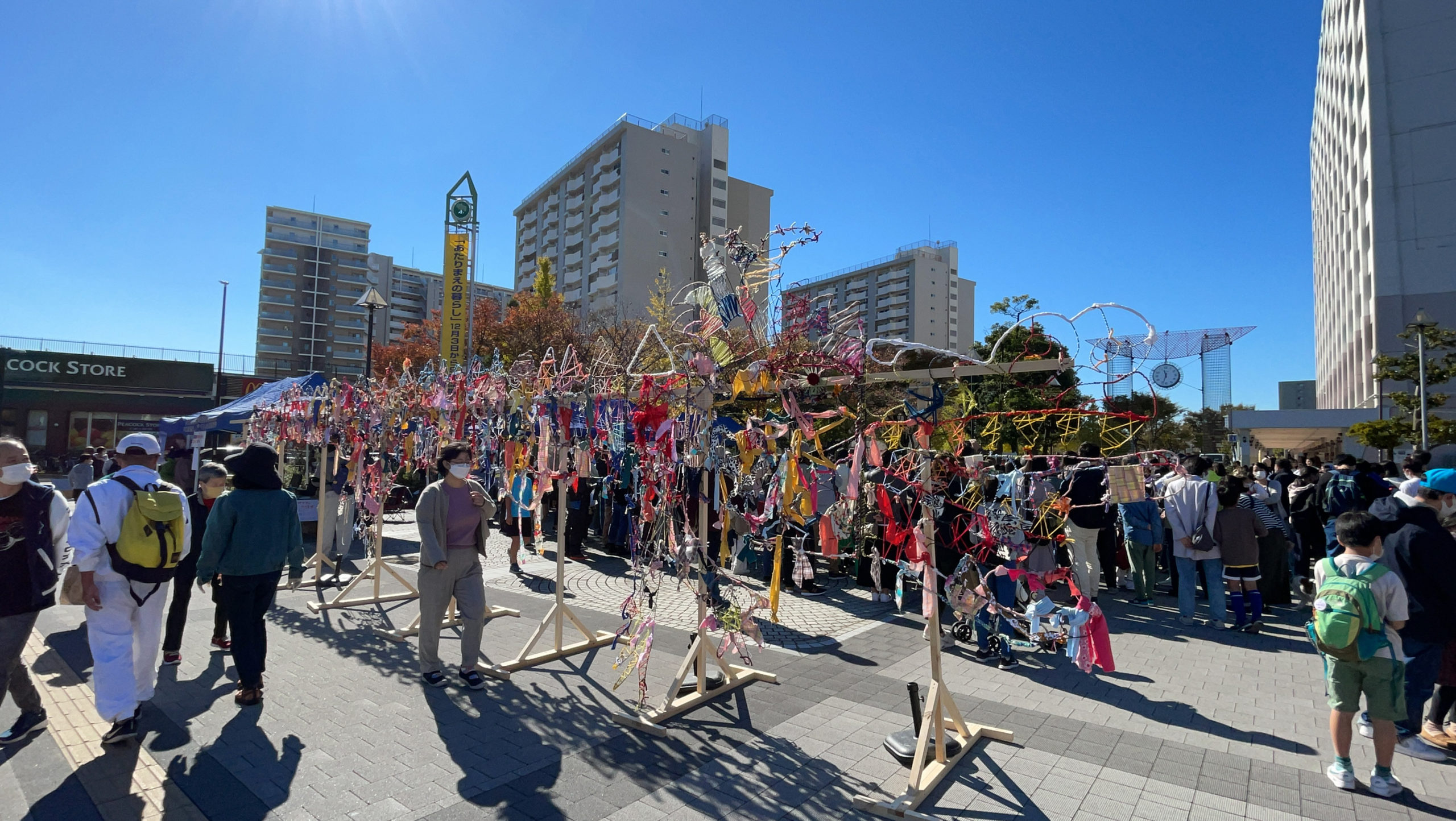 「本郷台駅前に龍現る」12メートルの龍と共にワークショップ、アートバザール、パフォーマンスステージﾞ等を楽しむ。
