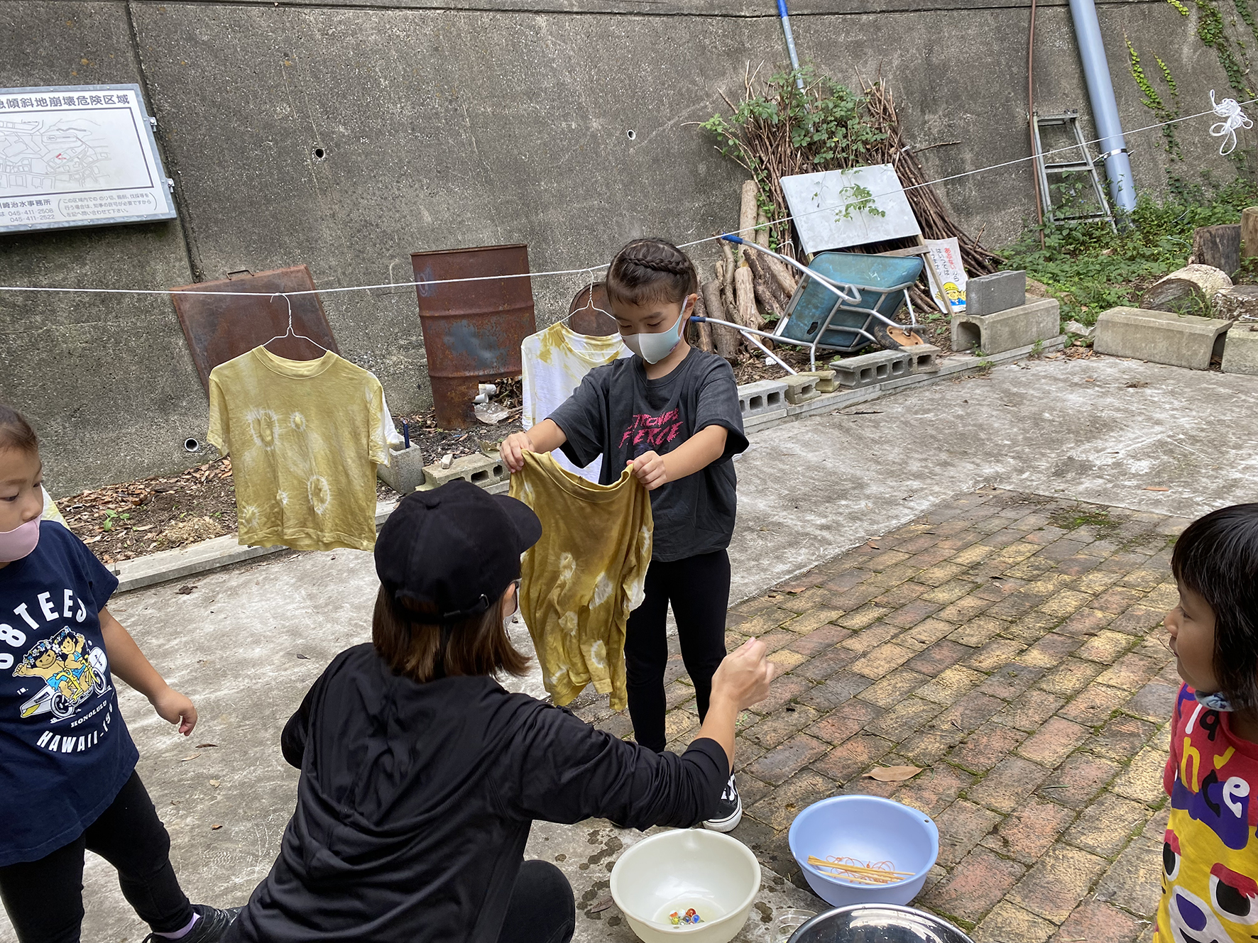 「春日神社に龍現る」（染色）染色家・栗原俊子が神社の笹で参加者とTシャツを染める。