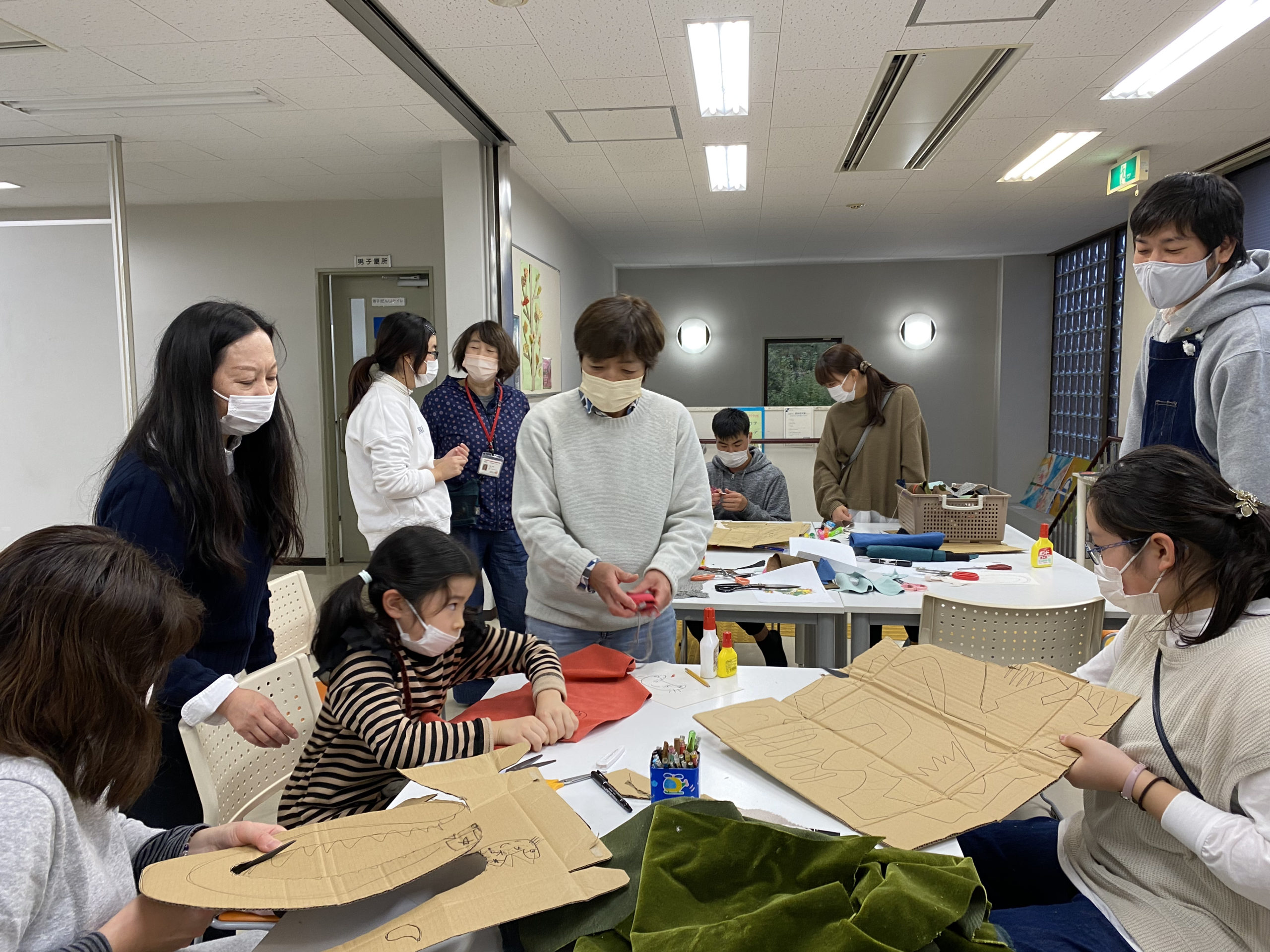 「We×ｱｰﾃｨｽﾄ」2人のアーティストが地域の事業所に出向き、参加者と共に思い思いの龍を作成。