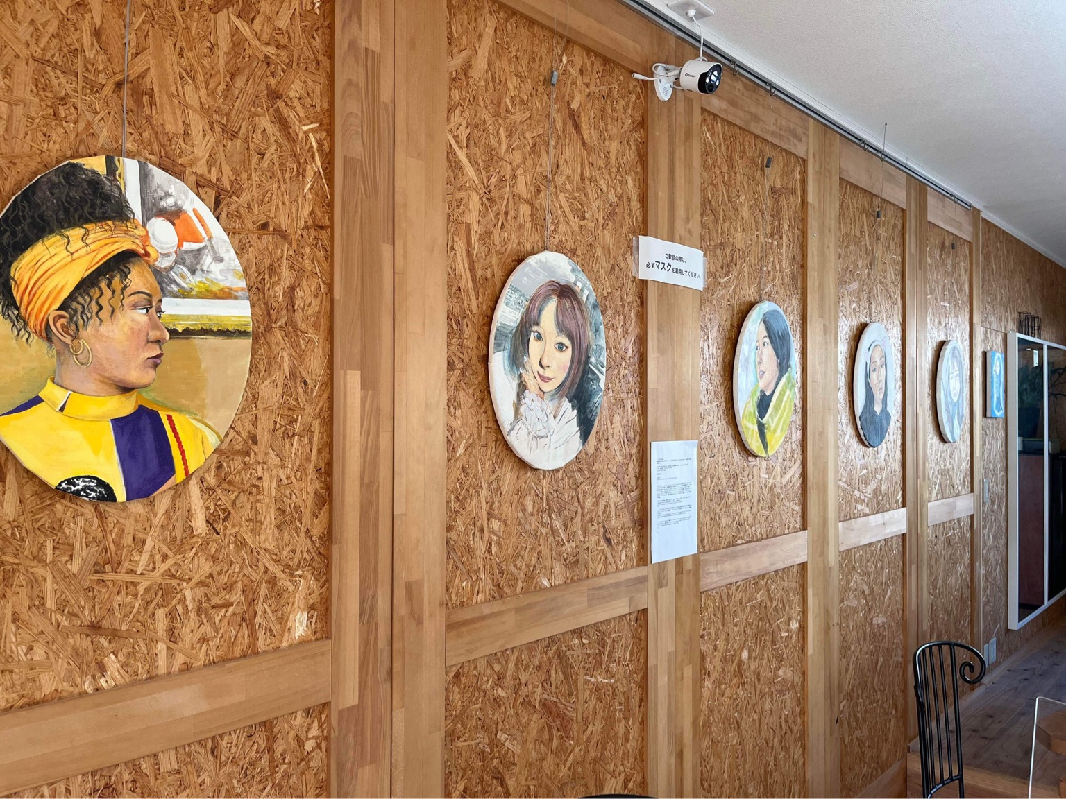 Café MONでの展示「弁えない女たち」 Photo: 橋村至星