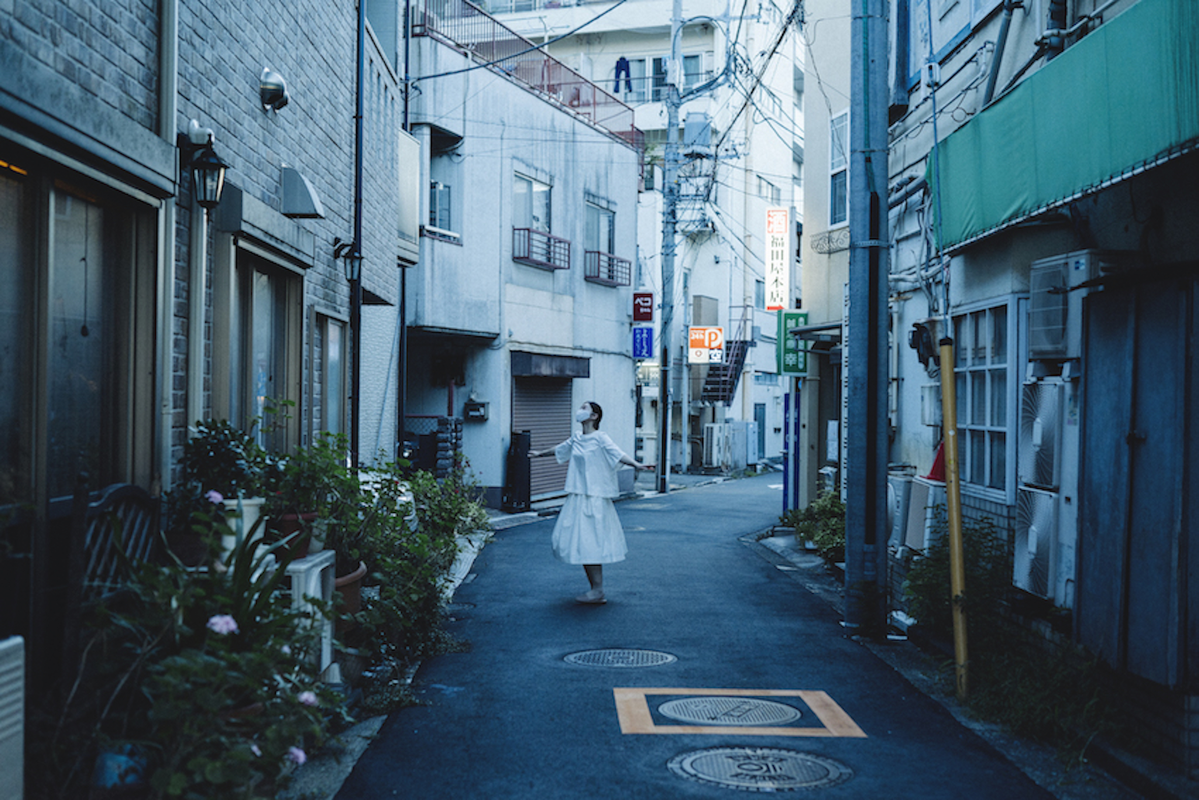 チラシ告知用まちなかパフォーマンスの撮影 Photo: 加藤甫