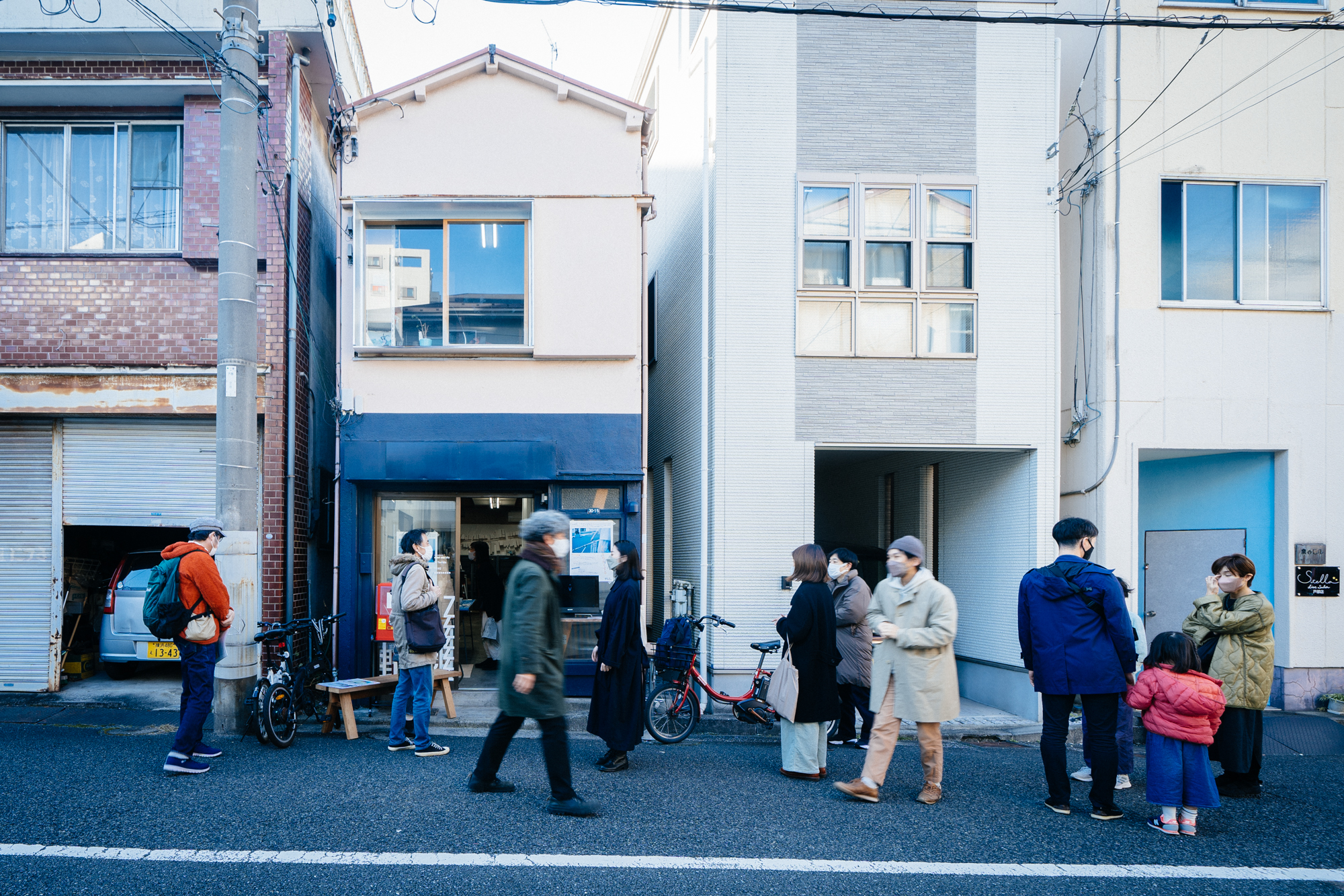 まちを“知覚”するkiezの前で集合 Photo: 加藤甫