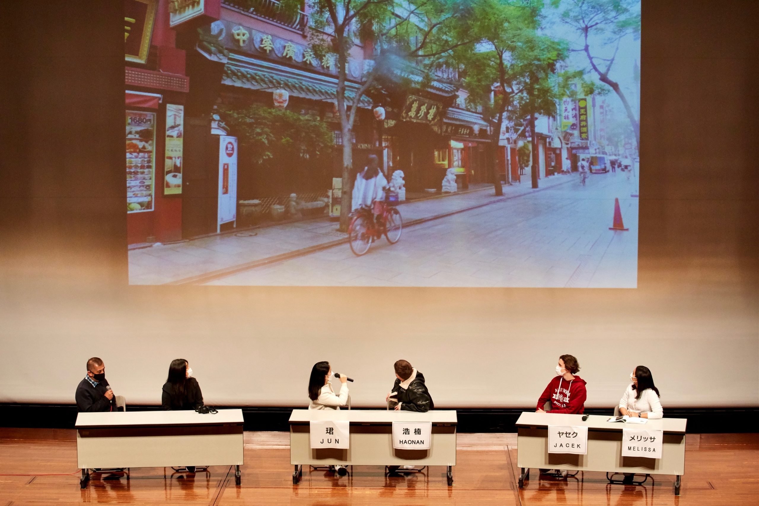 出版記念イベント、ユースフォト卒業生によるパネルディスカッション Photo: Renata Jaroscakova