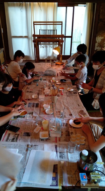 日本画体験 顔料を膠で練っているところ