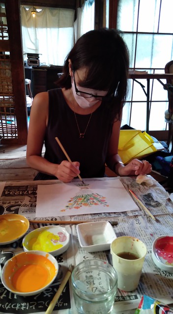 日本画体験 大人も描いている