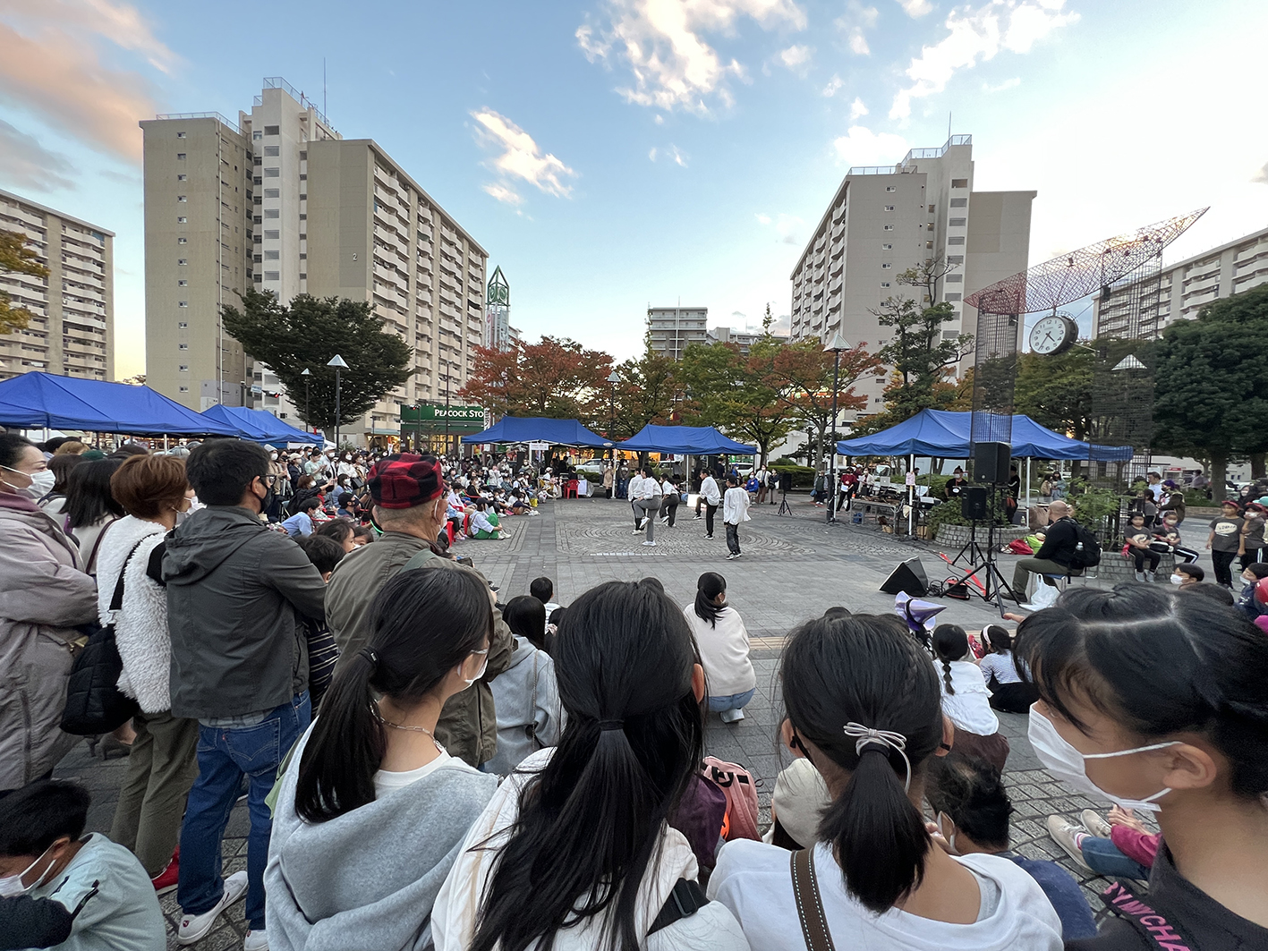 ダンス、弾き語り、和太鼓、落語などで大きく盛り上がるパフォーマンスステージ「egao magic in hongoudai」