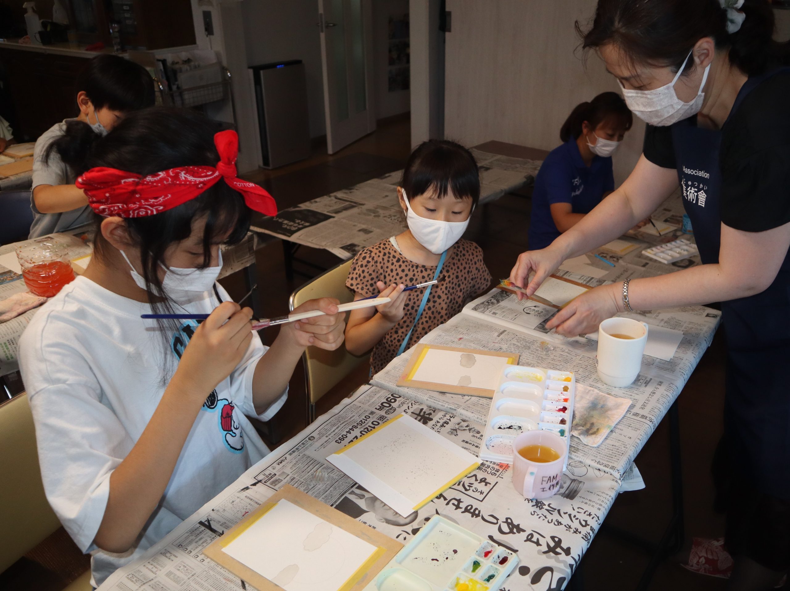 7/29「一筆で虹とシャボン玉を描こう」WS 大きなお姉さんは自分で虹の筆を作ってます