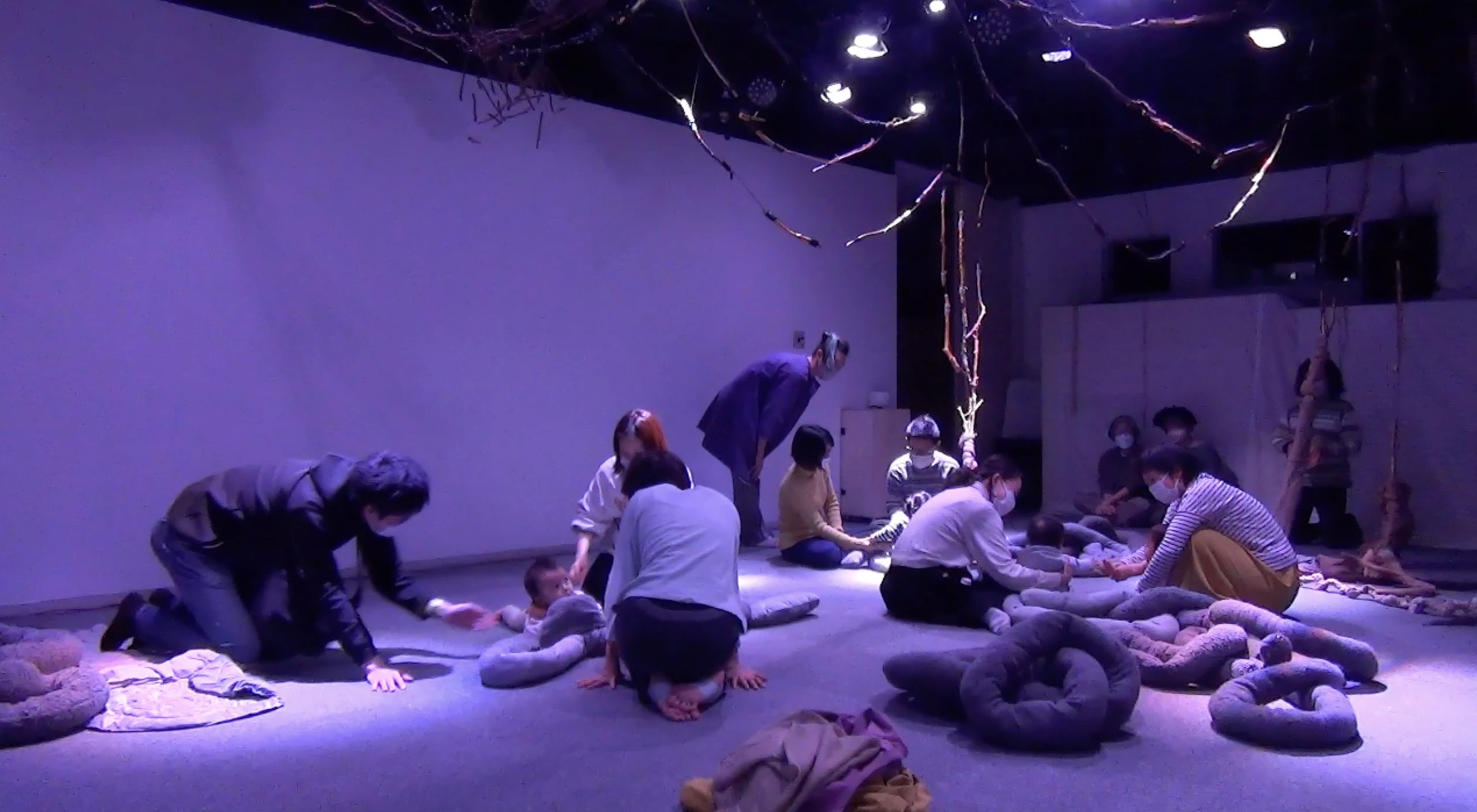 「風の見た夢」上演後、参加親子は、余韻を楽しんでいました