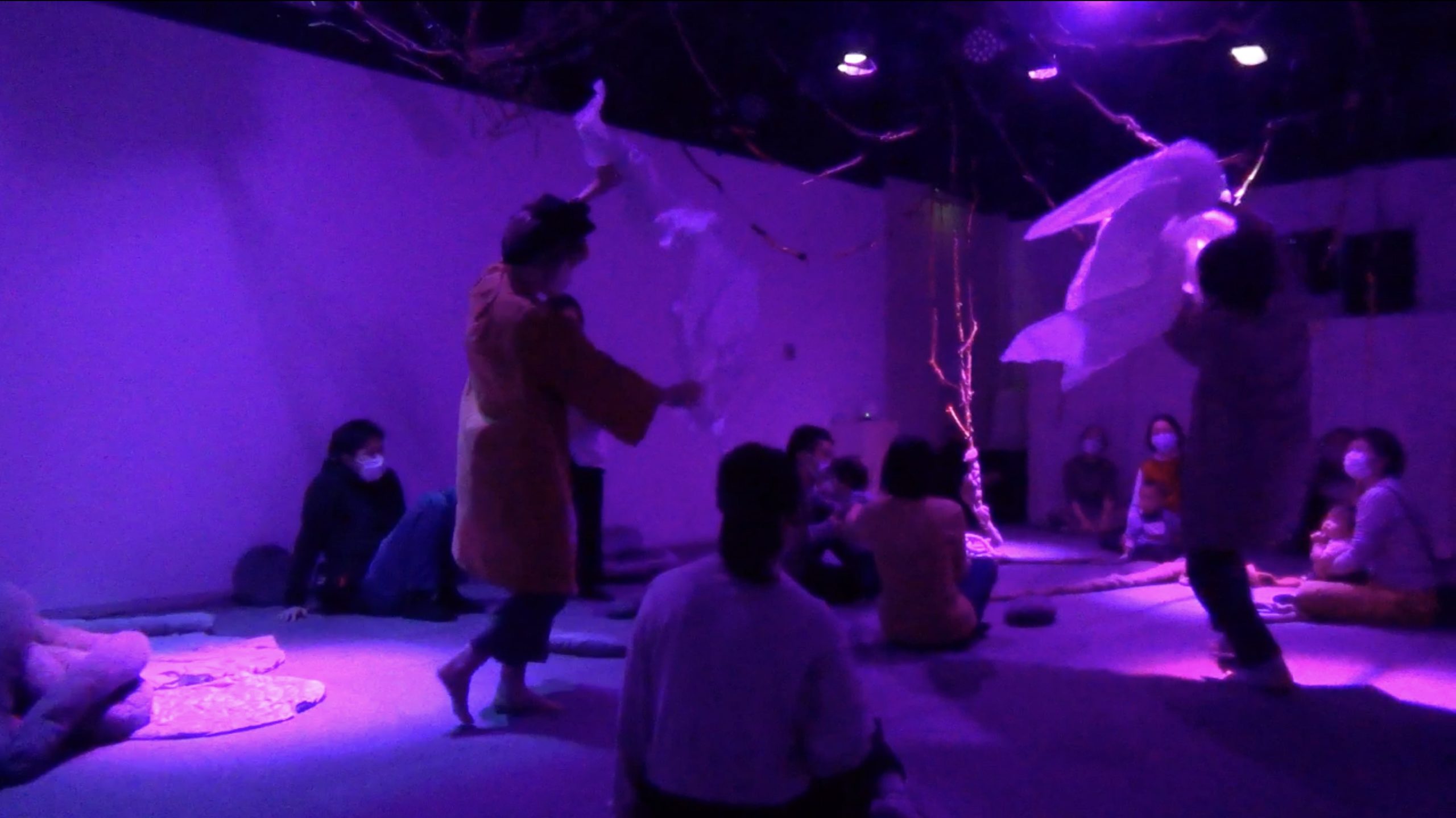 「風の見た夢」開演後、和紙を使ったシーン