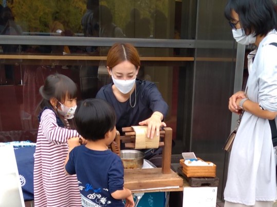 糸繰り体験 実際に使用されていた木の機械で絹の糸繰り体験