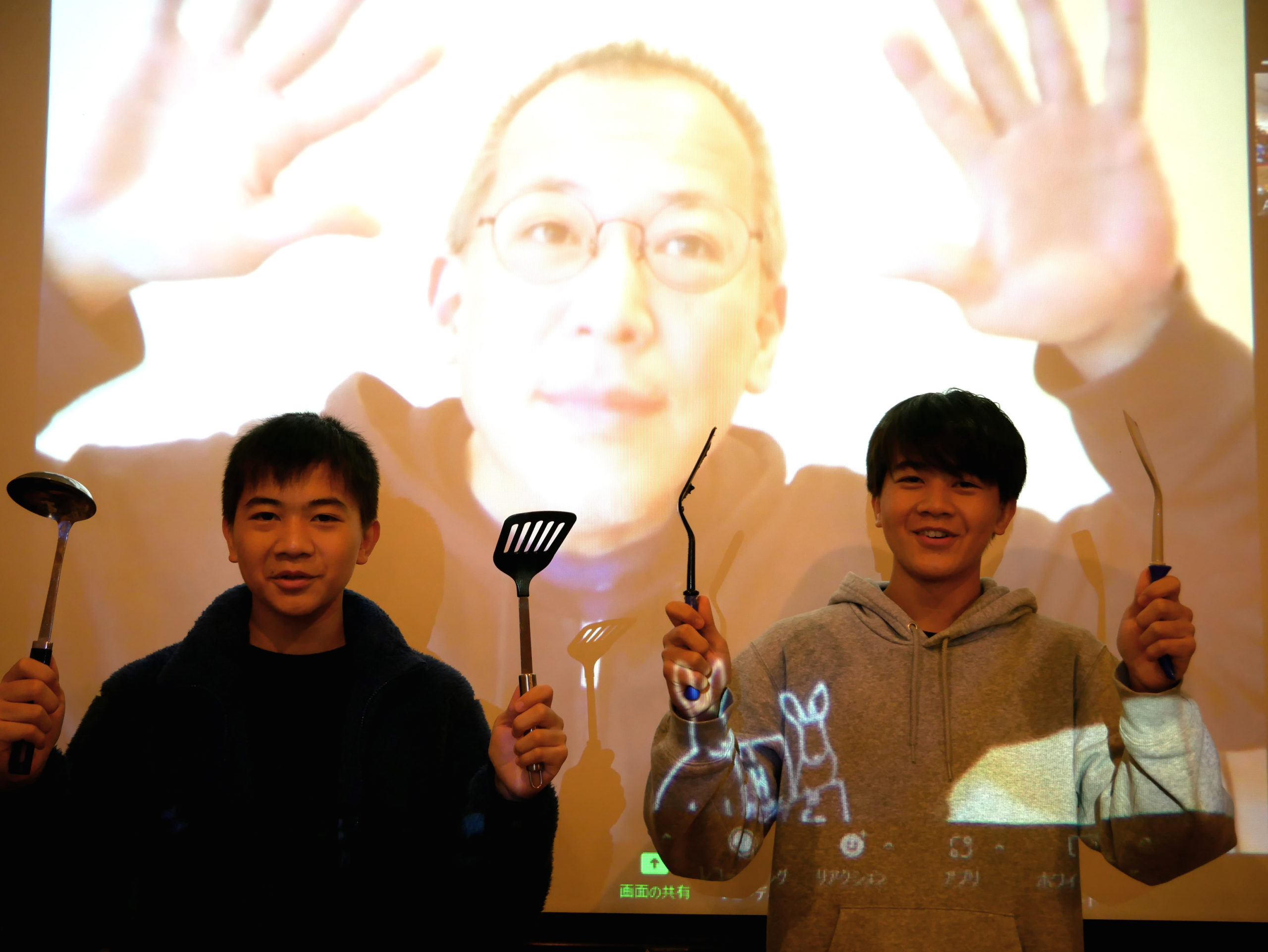 アーティスト来島友幸＋ジョン＆ヘン「こなもんを多文化なこどもたちに伝授する」