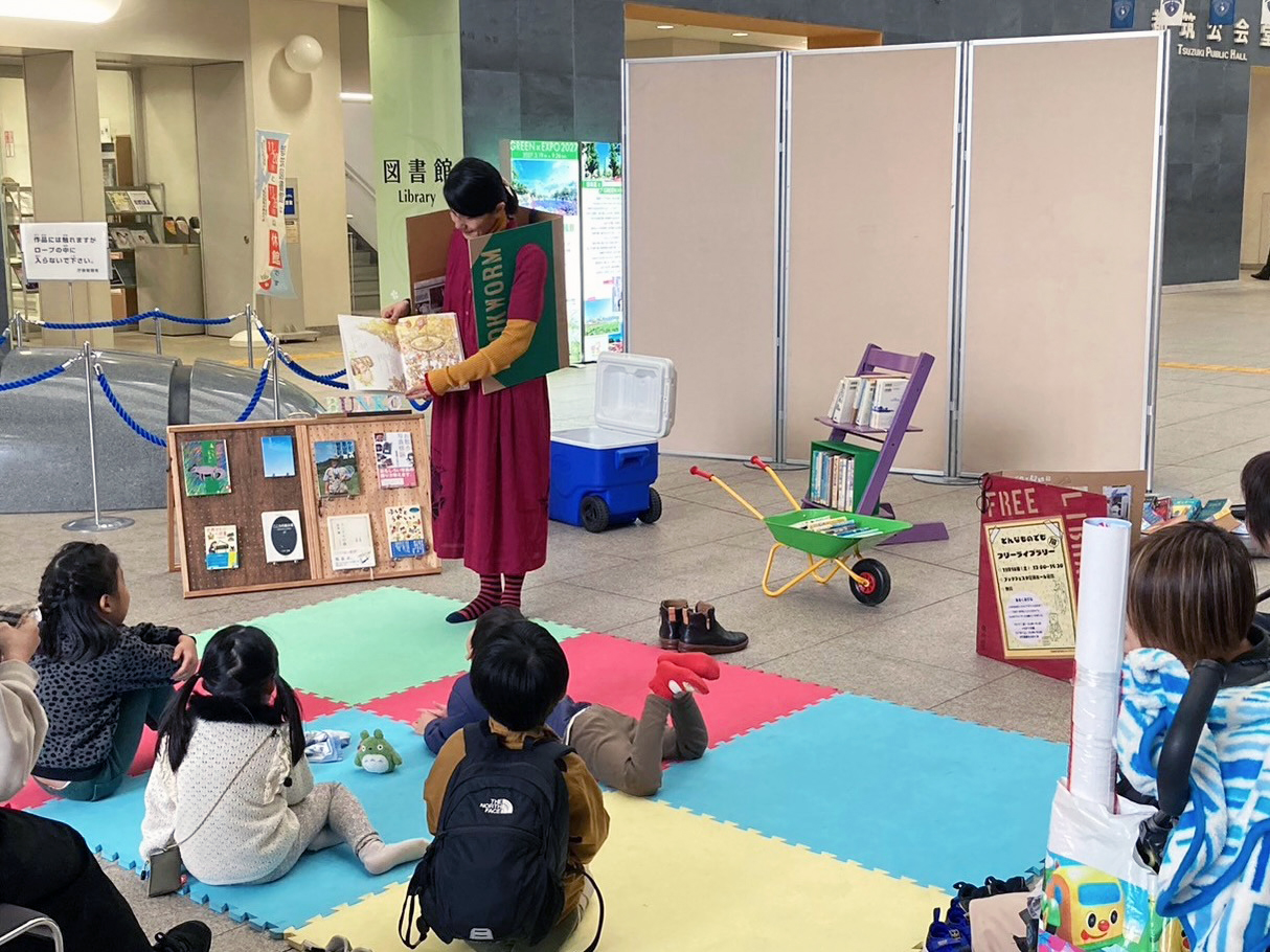 つづきブックフェスタでの企画：どんなものでもフリーライブラリー展より“あるく本だな”のパフォーマンス