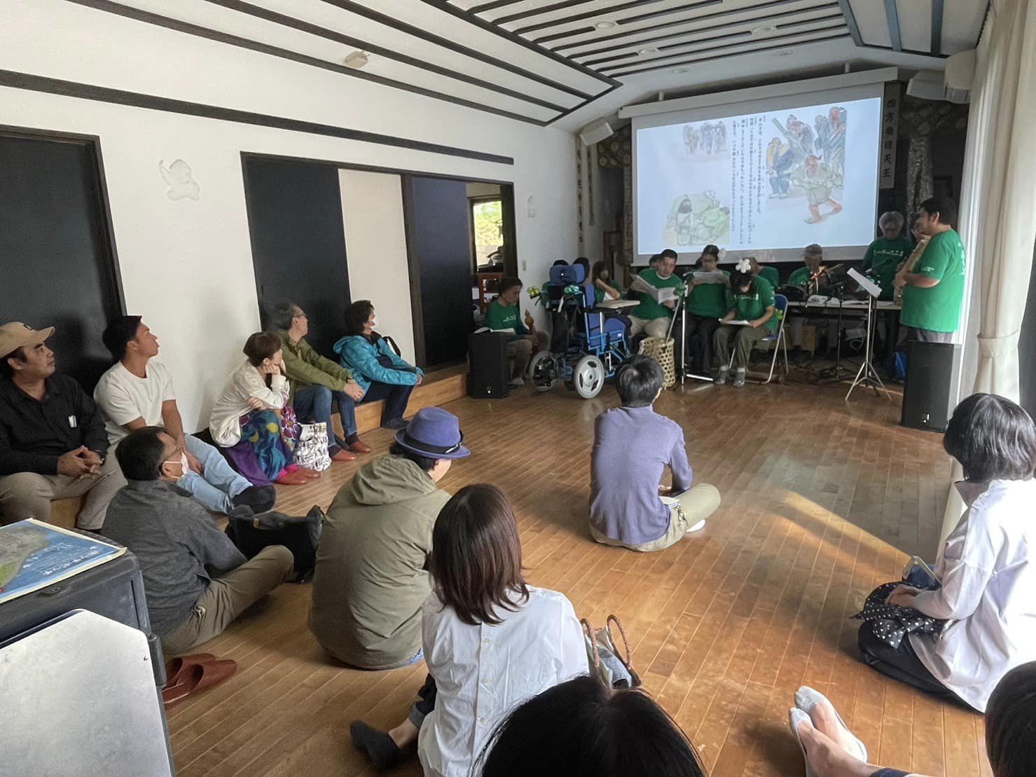 紙芝居ミュージカル上演中