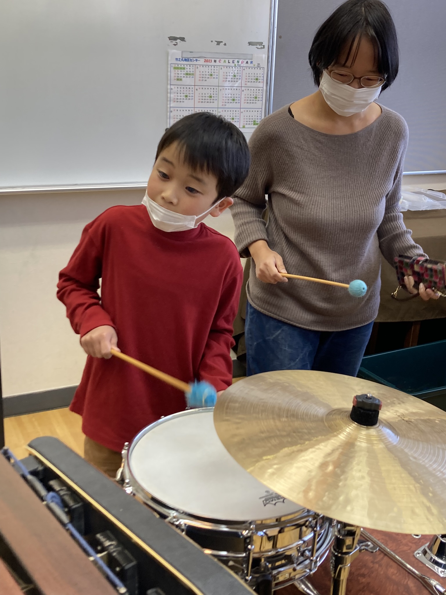 コンサート終了後、楽器を直接触れて体験