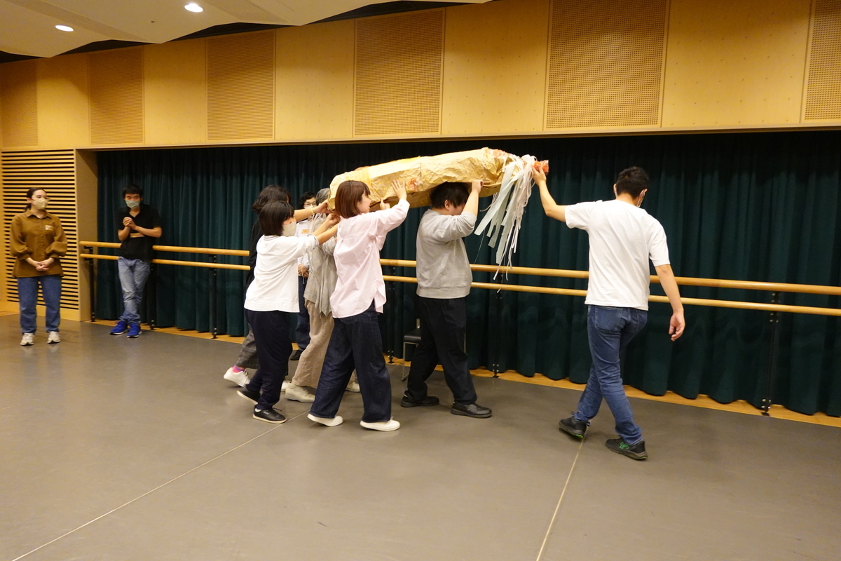 第8期演劇ワークショップ3回目 巨大なトウモロコシを運ぶ