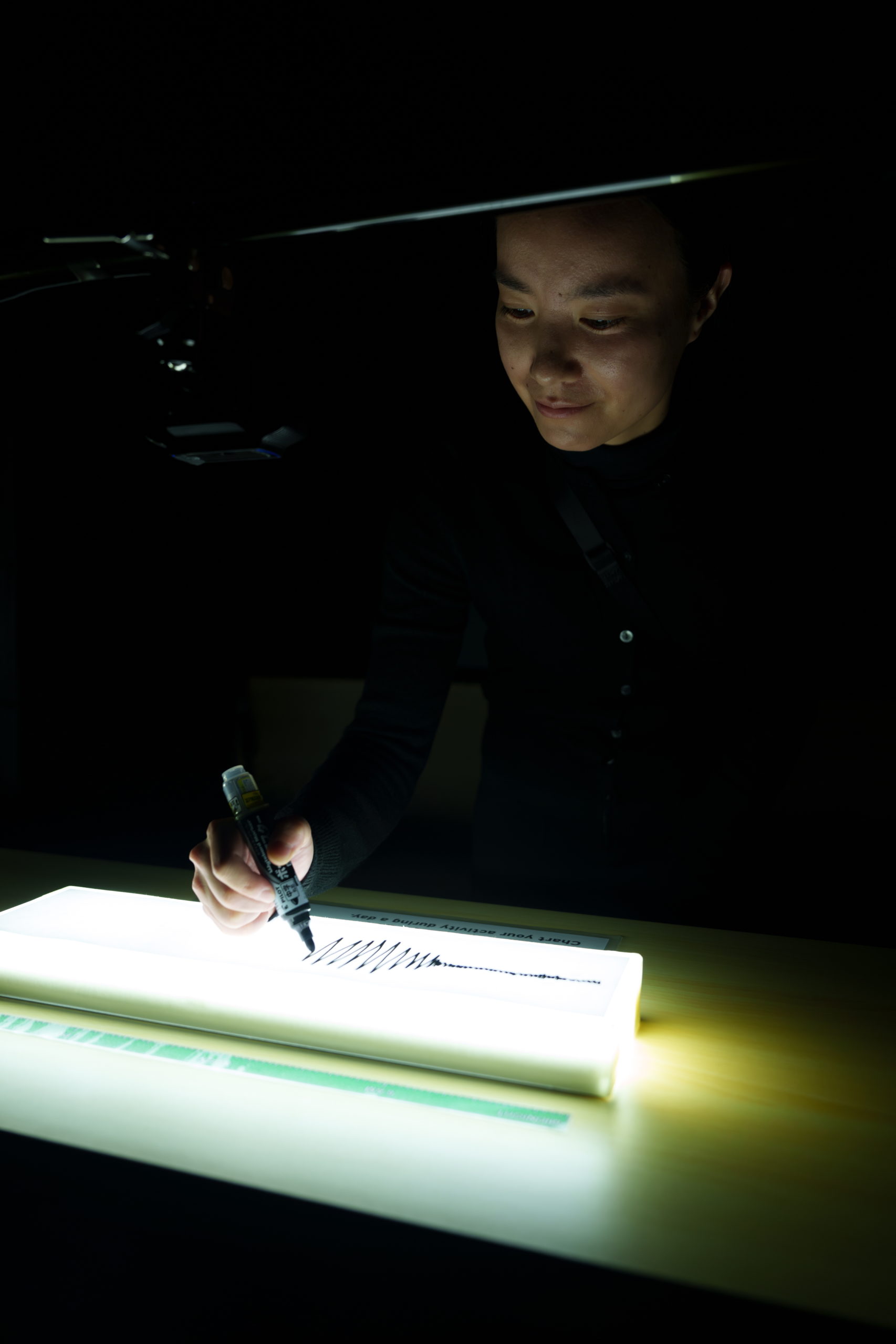 ご自身のリズムをグラフにおこす参加者 Photo: 松本和幸