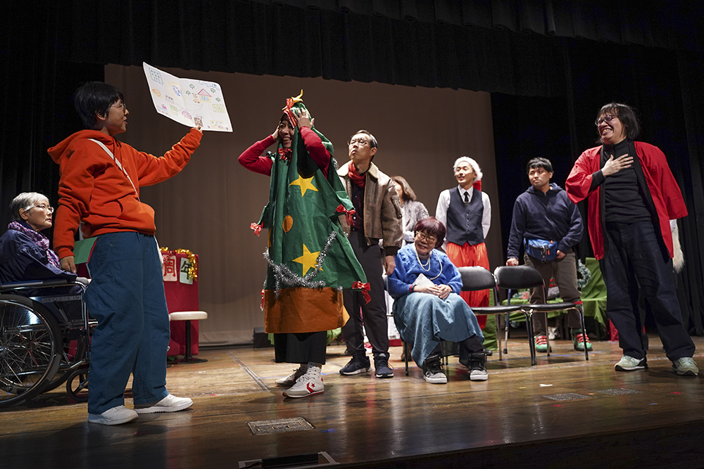 「スナック青い鳥」本番の様子 photo: 岡本千尋