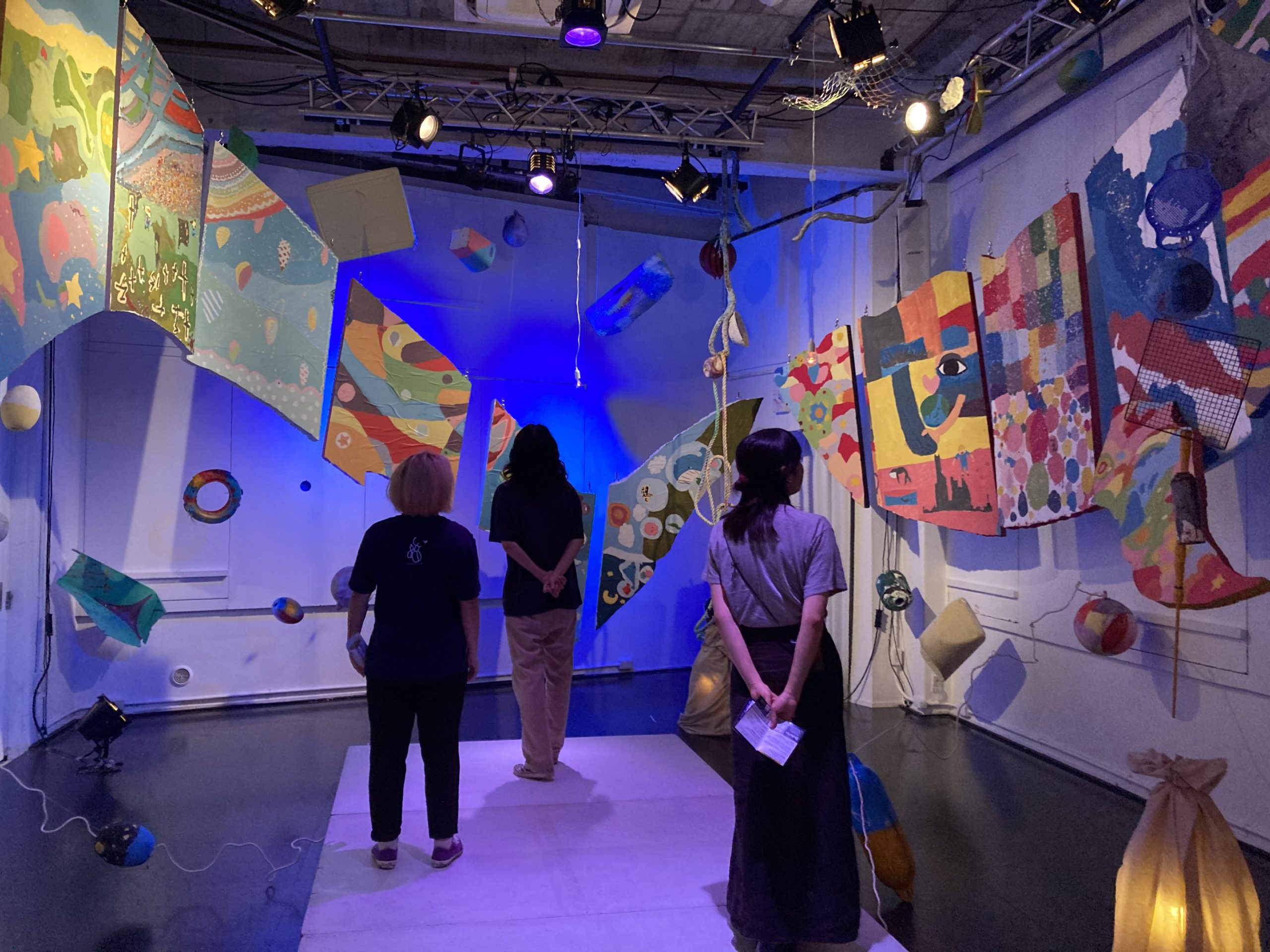 「くじらの夢」展示を見る観客