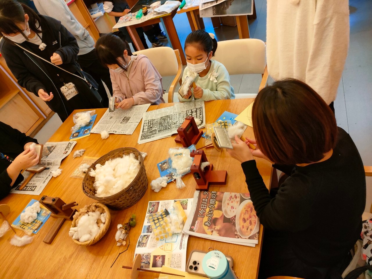 ウラアートの様子（11/12）、チャコ村の畑で採れた綿で糸つむぎ