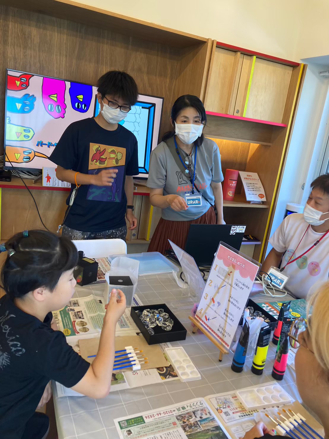 ウラアートの様子（7/29）、蛍光塗料を使って光る宝石づくり